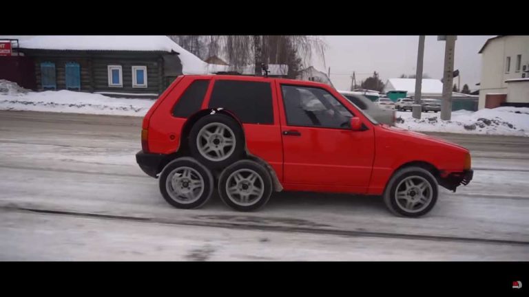 Gale russere bygger ottehjulet Fiat Uno