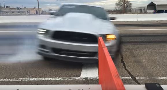 Ford Mustang i drag race “drifter” over målstregen