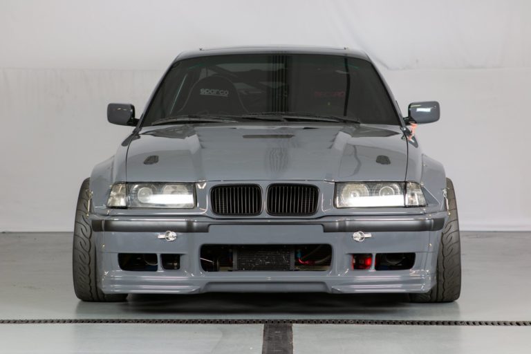 Gal, gammel Bimmer gemmer 6.2-liters AMG-V8 under hjelmen