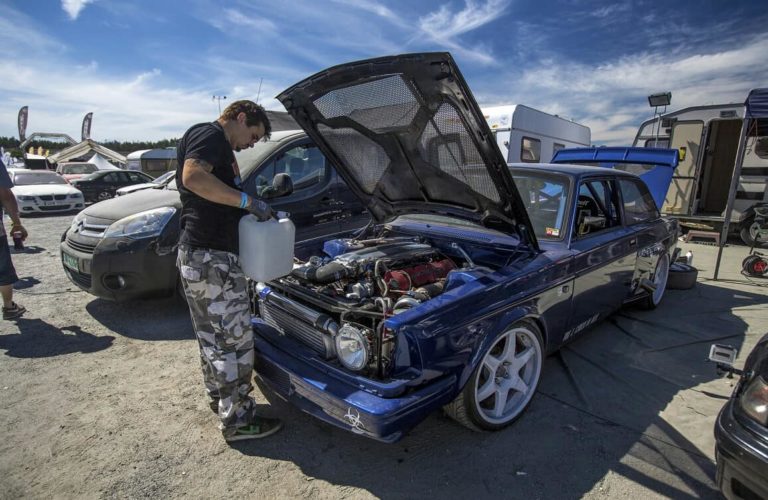 Denne gamle Volvo 242 har Viper-V10 mellem forhjulene