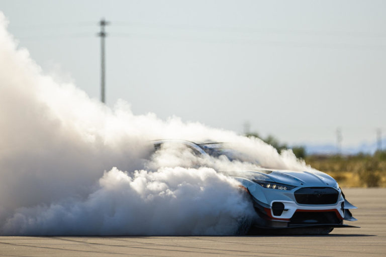 Ford på Twitter: Vanvittig Mustang E trækker brændere på alle fire