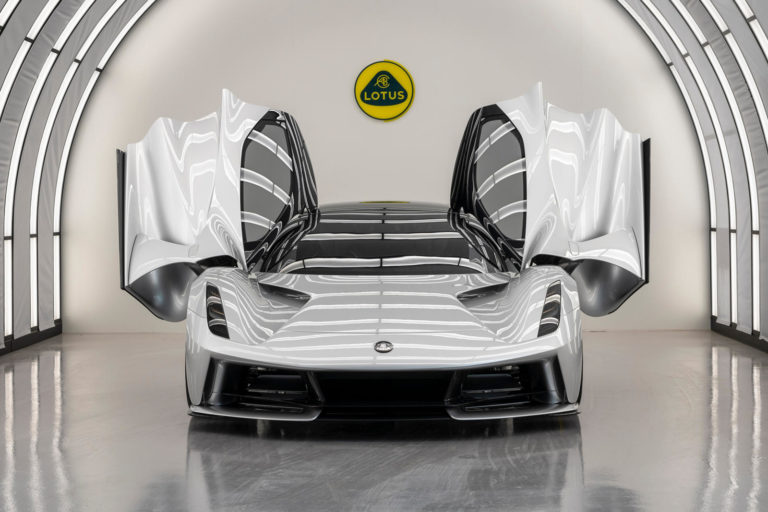Lotus Evija rammer 300 km/t hurtigere end Bugatti Chiron