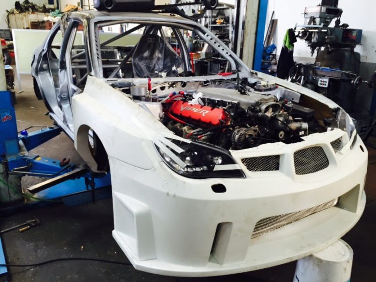 Oscar kører drift i en Subaru med V10 og dobbelt trykladning