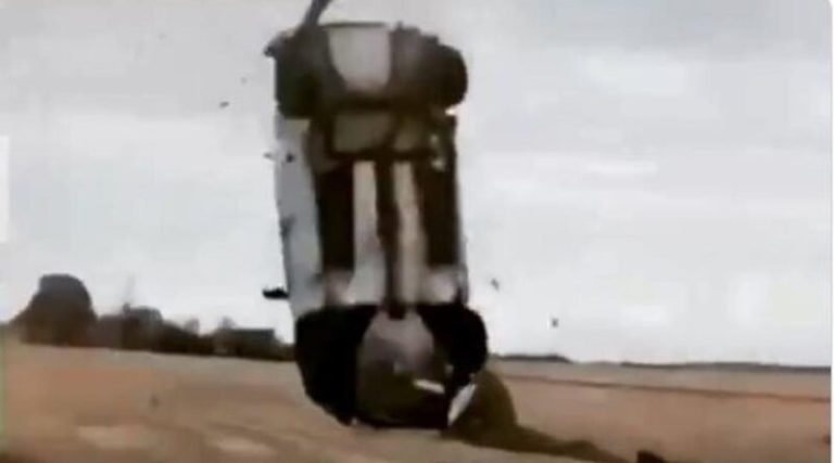 Rallykører misser sving – ender i vildeste flyvehop