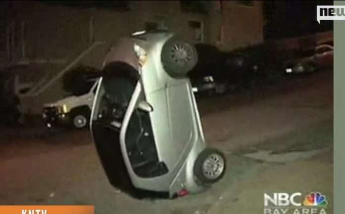 Otte gutter vælter fire Smart-biler med de bare næver