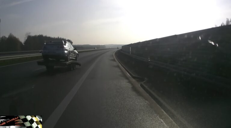 Bliver overhalet af sin egen trailer