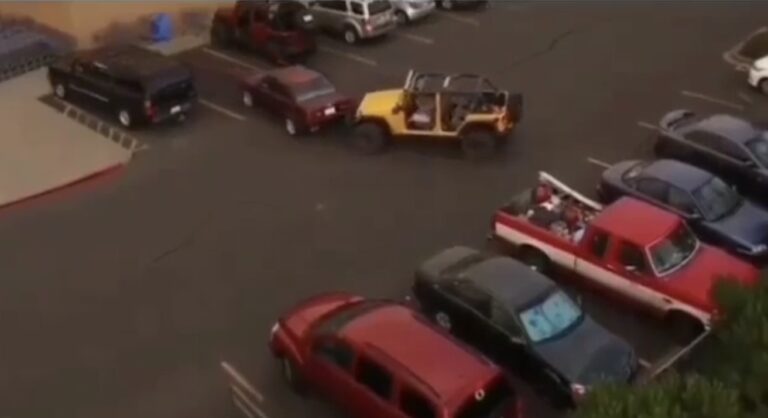 Jeep trækker bil væk