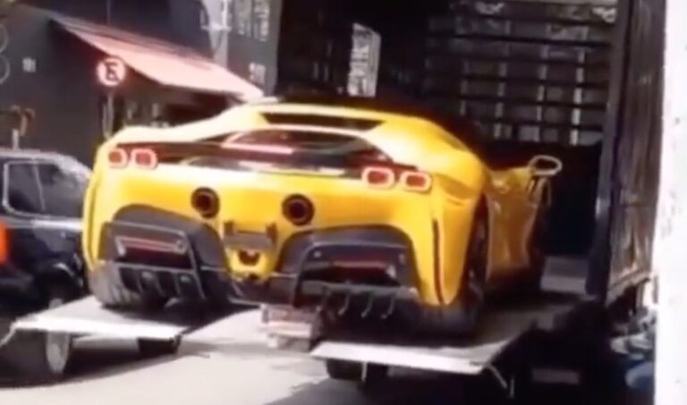 Ferrari SF90 falder af lift