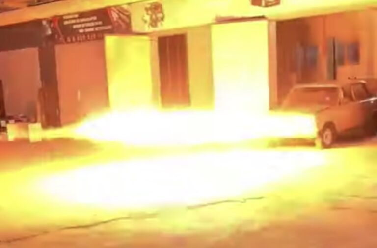 Flammekaster på bil