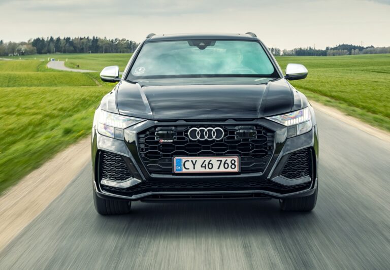 Audi producerer stadig biler med V8-motor, der kører på benzin og udsender en bombastisk motorlyd. Bil Magasinet har mærkets største model lige nu noget pedal.