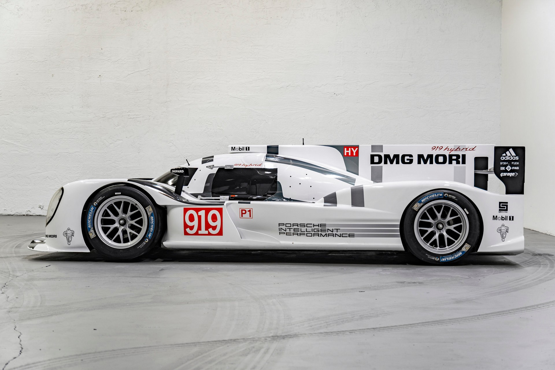 Hvis du altid har drømt om, at have en Le Mans-ræser holdende, er det måske lige om lidt, du skal slå til. Men denne Porsche 919 Hybrid mangler motoren