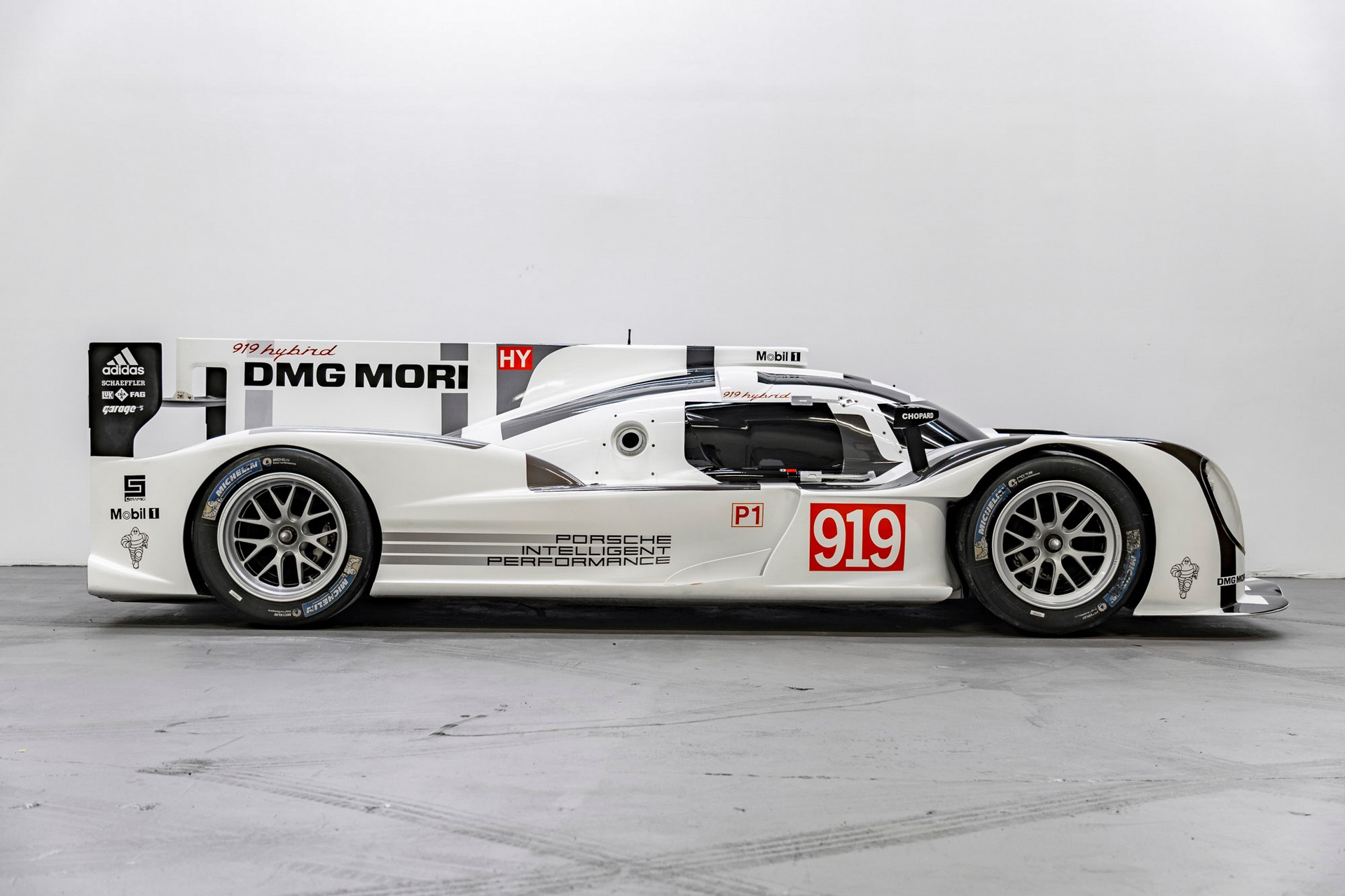 Hvis du altid har drømt om, at have en Le Mans-ræser holdende, er det måske lige om lidt, du skal slå til. Men denne Porsche 919 Hybrid mangler motoren