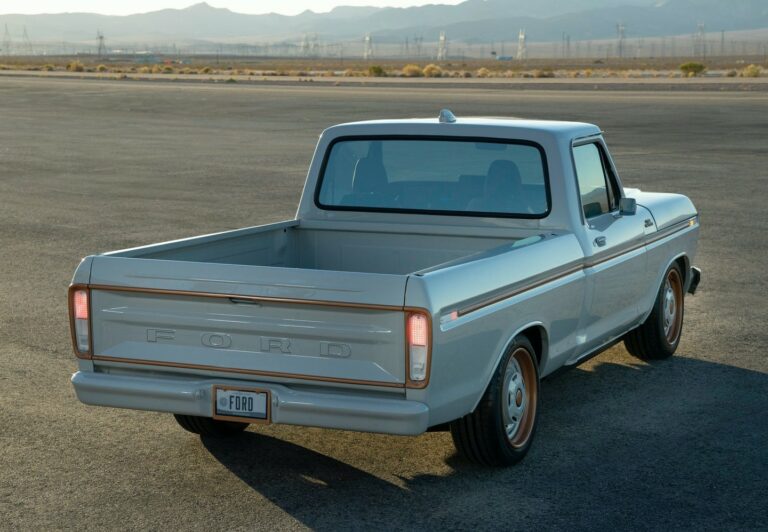 Den amerikanske bilproducent Ford har “moderniseret” en F-100 pickup – du kan gøre det samme, hvis du nænner det.