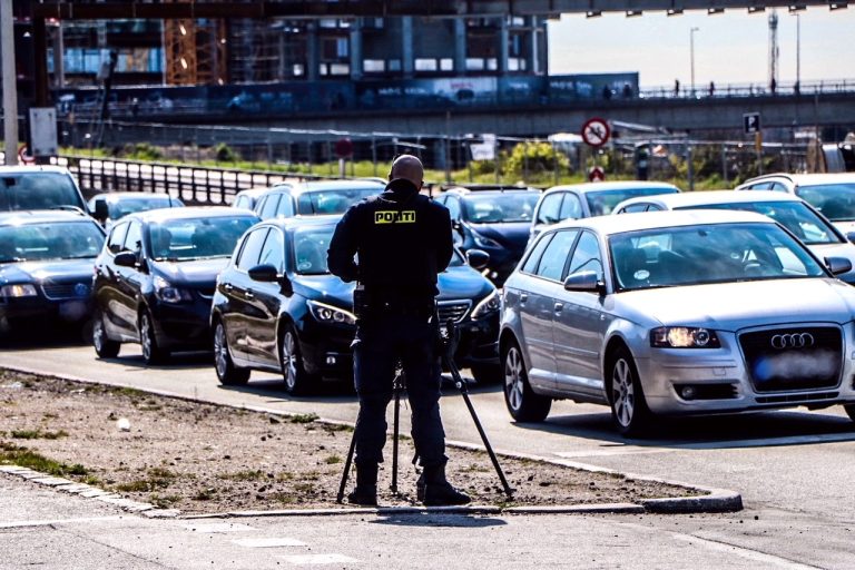 19-årig hamrede igennem byzone - mister mors bil