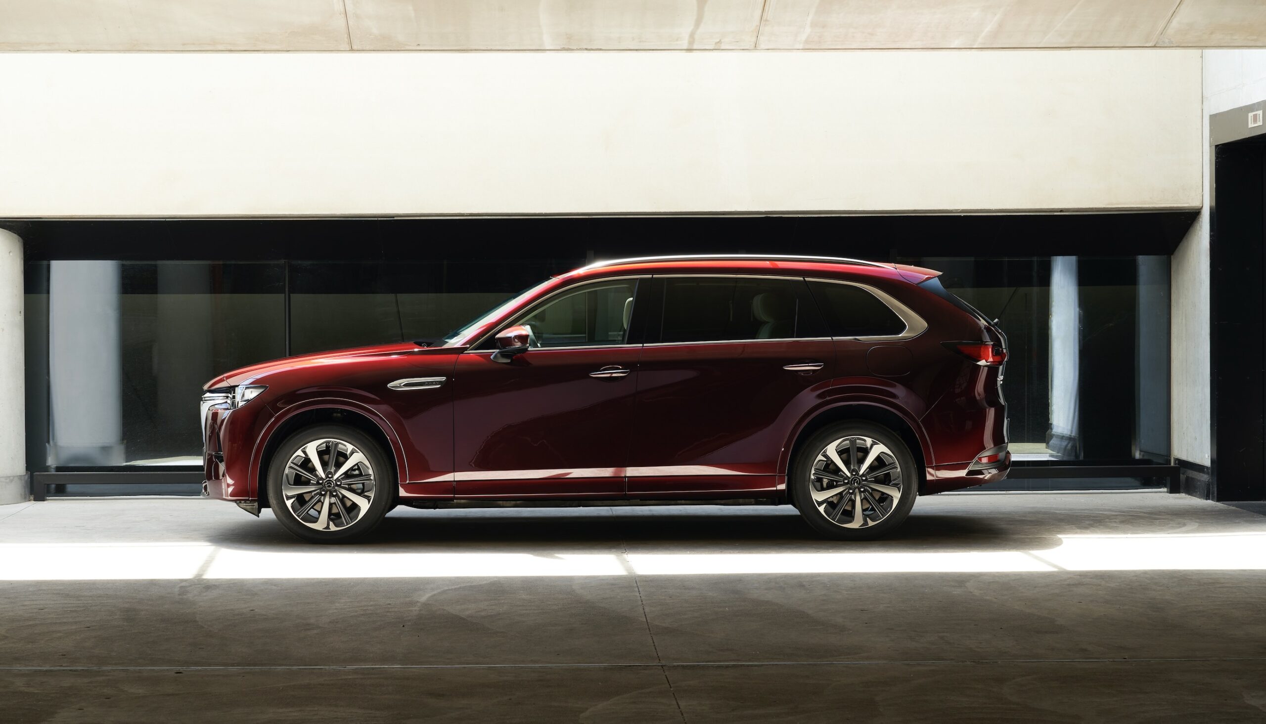 Mazda CX-80 er japanernes nye konge-familiebil. Men den koster! Mazda CX-80 er japanernes nye konge-familiebil