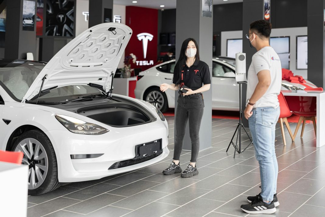 Siri sælger sin Tesla i protest over Elon Musk