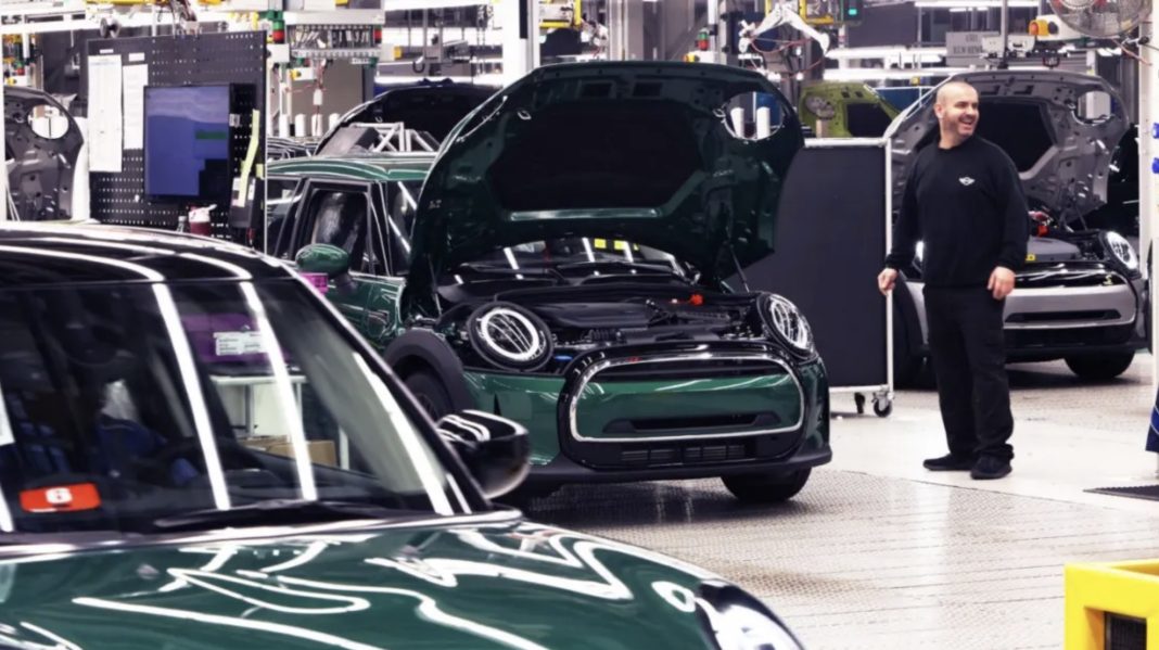 Bilfabrik er forladt - 600 ansatte gået i vrede