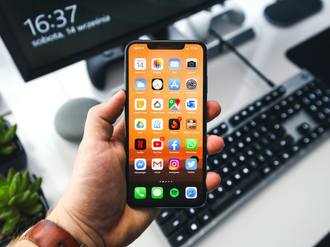 iPhone-fabrik skal bygge biler for to japanske mærker