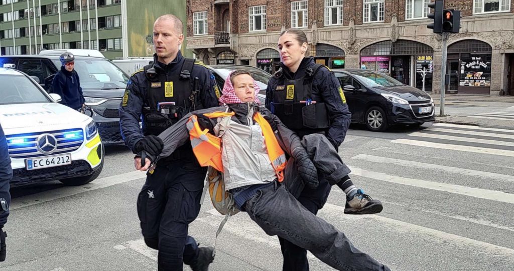 Bilister fanget i demonstration: Aktivister lammer trafikken i København Bilister fanget i demonstration: Aktivister lammer trafikken i København