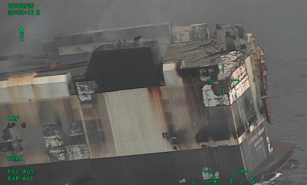 Fragtskib med 800 elbiler ombord brænder ikke længere