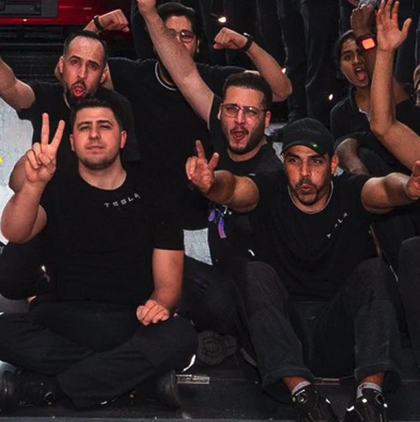 Tesla fjerner billede af ansat med terror-symbol Tesla fjerner billede af ansat med terror-symbol