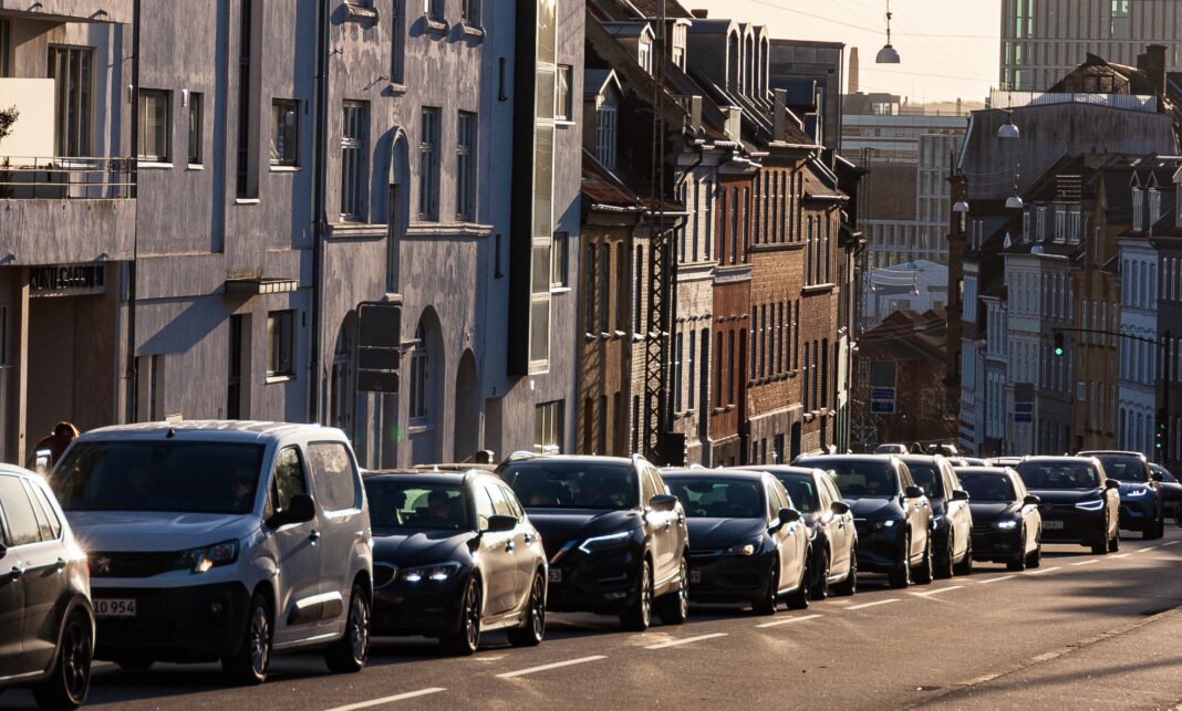 Slut med gratis parkering for elbiler i denne danske by