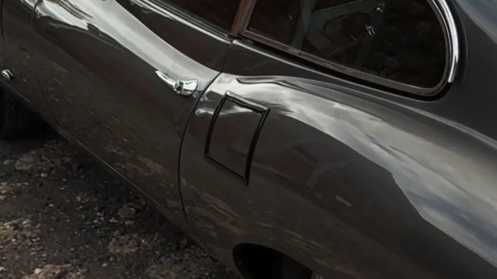 Verdensstjerne smadrede sportsvogn med koben - er til salg Verdensstjerne smadrede sportsvogn med koben - er til salg