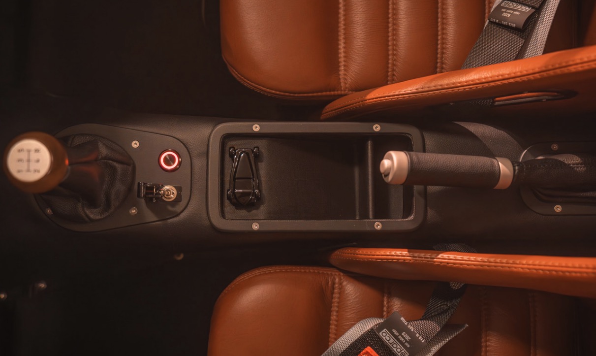 Ny bil med 5-liters V8-motor vejer kun 1.100 kilo