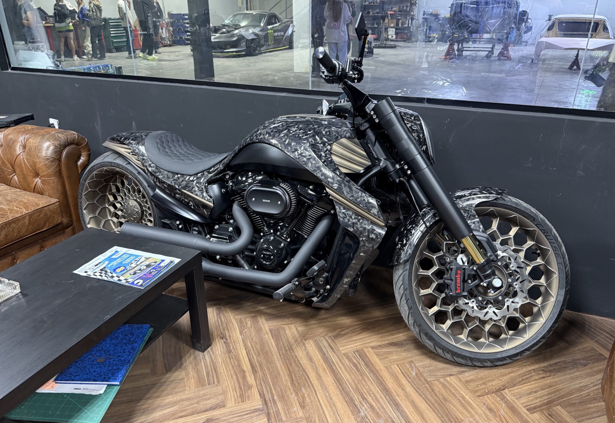 Boosted i Dubai: Sultanen åbner dørene til verdens fedeste driftværksted Boosted i Dubai: Sultanen åbner dørene til verdens fedeste driftværksted