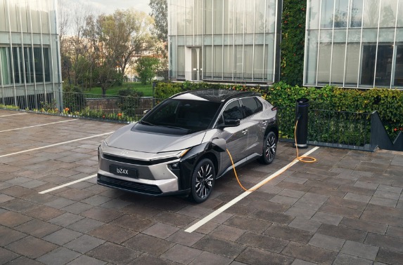 Toyota lokker med elbil-premiere og 0 procent i rente Toyota lokker med elbil-premiere og 0 procent i rente