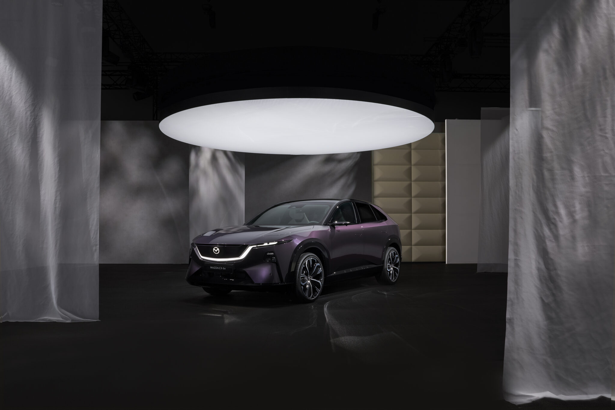 Premiere: Ny Mazda CX-6e med vanvittig 26 tommer skærm