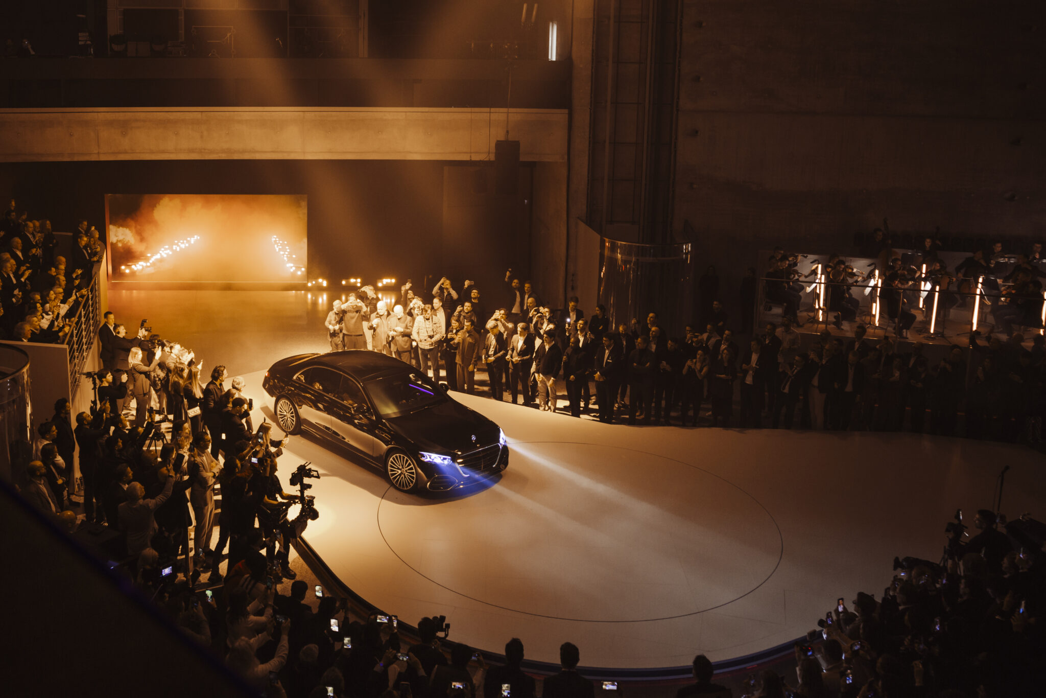 Ny Mercedes S-klasse er en rullende supercomputer - med varme i selerne