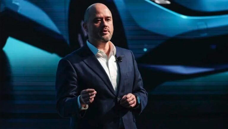 Tabte 30 milliarder – direktør udelukker ikke salg af bilgigant