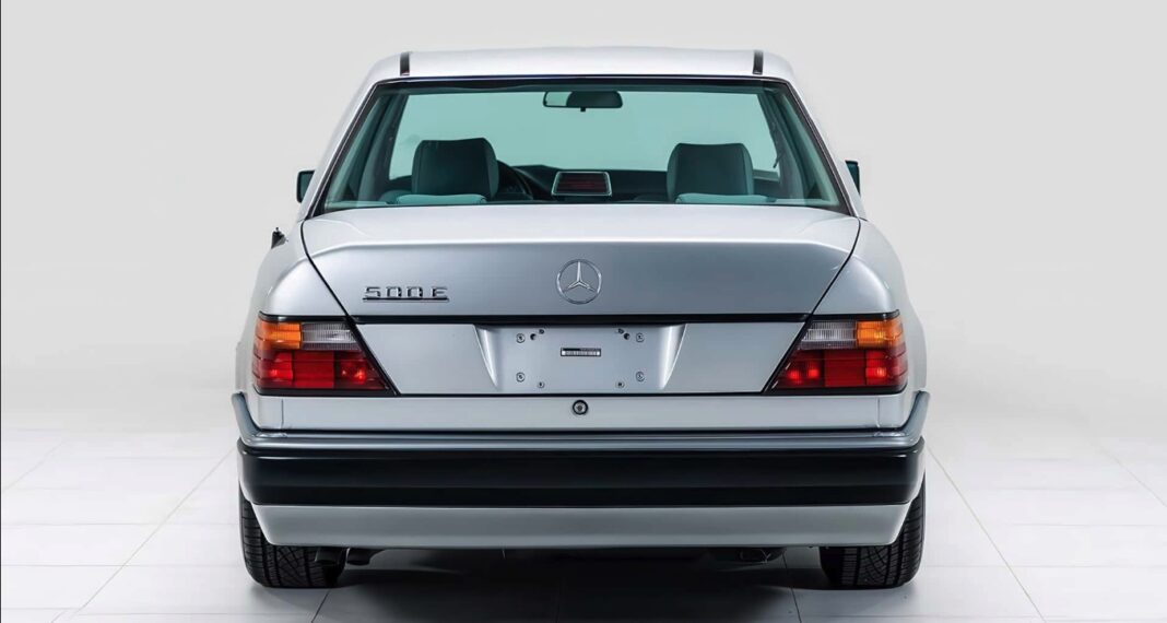 Verdenskendt komiker kørte aldrig i sin Mercedes 500E - nu er den solgt