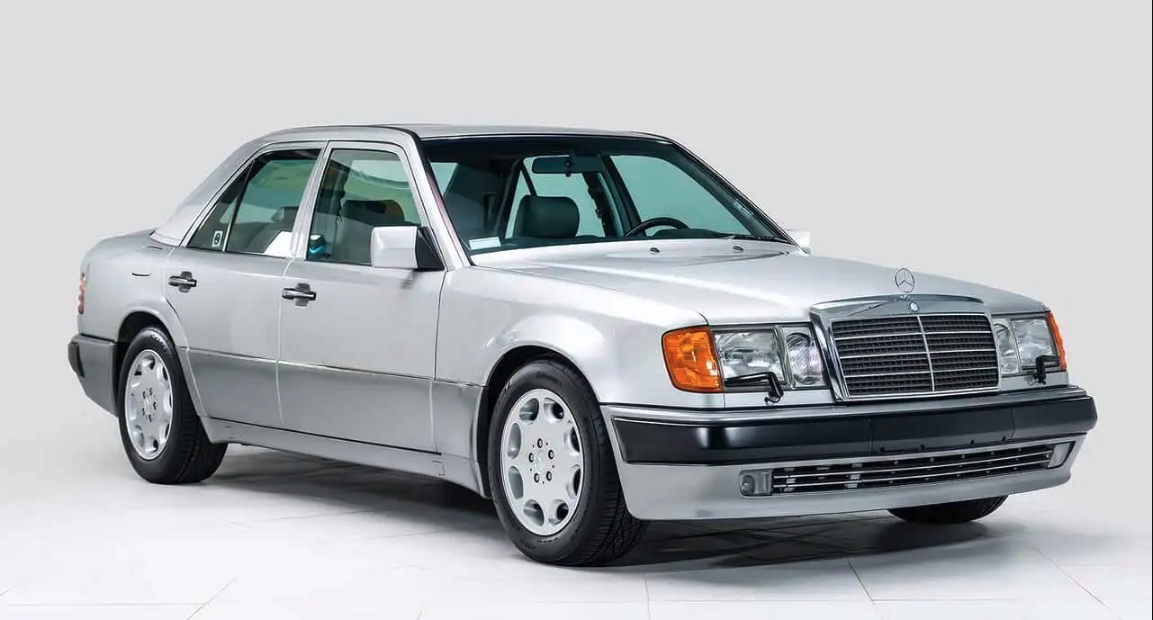Verdenskendt komiker kørte aldrig i sin Mercedes 500E - nu er den solgt