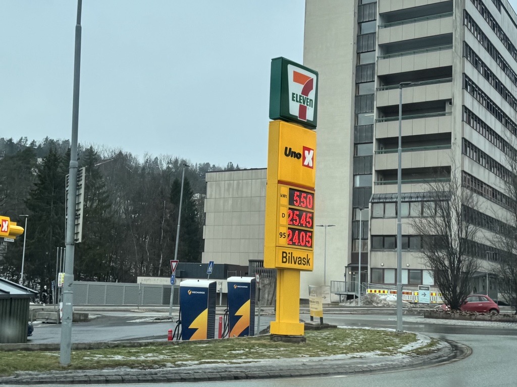 Norge sænker afgiften på benzin og diesel midlertidigt