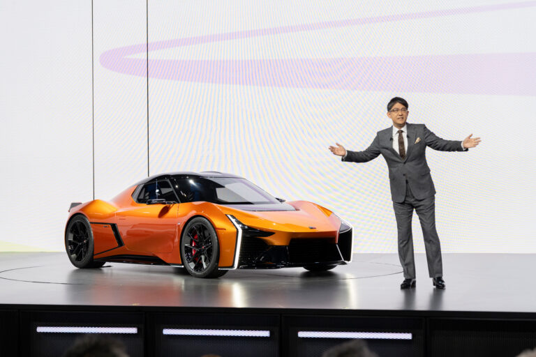 Toyota advarer om mærkets egen død: “Ellers overlever vi ikke”