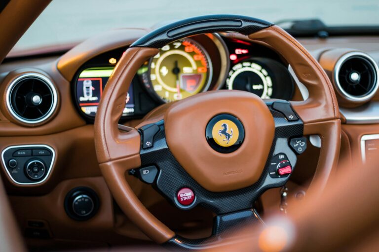 Mekaniker anholdt i Ferrari – overhalet af tunet Toyota