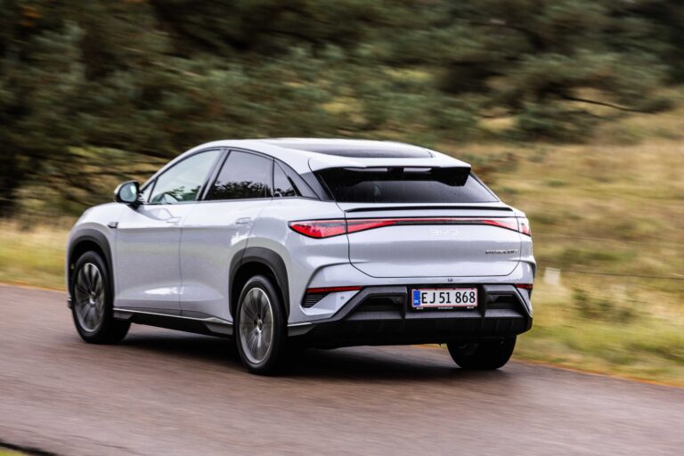 BYD fyrer øjeblikkeligt 100.000 ansatte