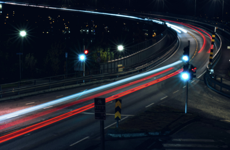 Nye trafiklys får indbygget kunstig intelligens og varmekamera