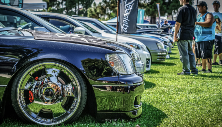 Brand og vold efter custom-show: Truer med lukning af område